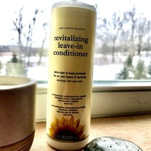 Revitalizing leave in conditioner/detangler
